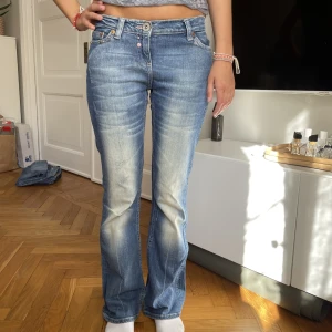 Sååå fina jeans med najs slitningar - Superfina lowwaist jeans💖 Skriv för mått  Innerbenslängd: 75 Midjemått: 37