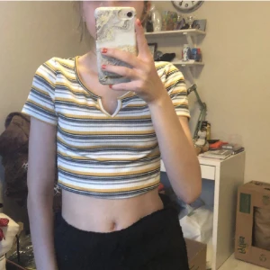 Topp - Gullig topp, påminner lite om ett bi 🐝 