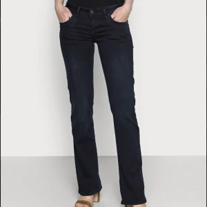 Jeans  - Säljer mina lågmidjade jeans som är i en marinblå färg från ltb i modellen valerie, storlek 24/32💗💗 Aldrig använda och nypris är 829 kr, skriv för bilder!
