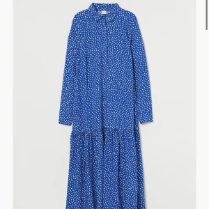 Blå klänninh - Blå lång klänning från H&M. Super härlig och lätt att bära