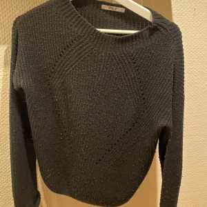 Stickad tröja - En svart stickad tröja men mönster på. Storlek S, passar även Xs bra. Skriv om du vill ha bild på hur tröjan sitter på