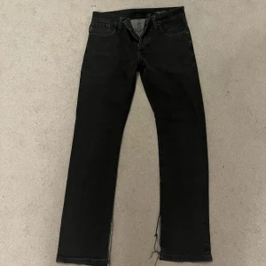 Straight jeans - Skit coola jeans köpta second hand!🤩 har klippt slits i de så de blir lite mer bootcut☺️ använd fåtal gånger men måste rensa garderoben ❤️🙌 Skriv privat för fler bilder 🙏💗