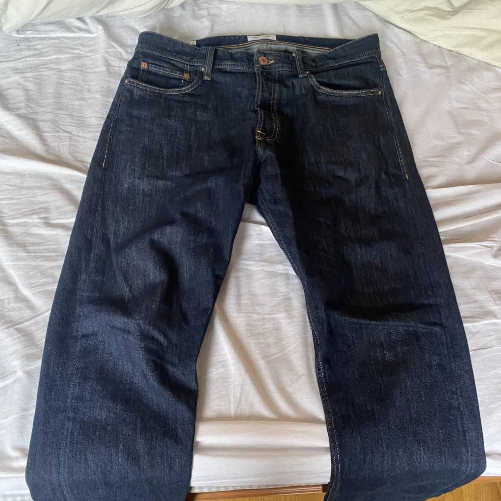 Jack & Jones Jeans mörk blåa i färgen i storlek W33 L30. Bra skick och knappt använda. 400kr . Jeans & Byxor.
