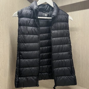 Väst - Hej! Säljer min fina väst från uniqlo då den är för liten för mig. 