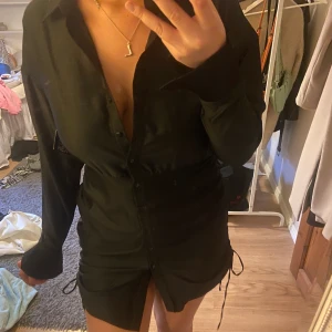 Svart satinklänning - En skitsnygg skjort klänning i satin frpn nelly storlek 40 med prislapp kvar aldrig använd. Klänningen är tyvärr lite för liten för mig🥲 hör av er för fler frågor eller bilder💕