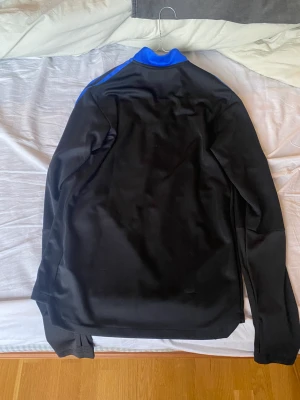 Real Madrid Adidas fotbollströja - Real Madrid Adidas fotbolls tröja i storlek S. Använd ett fåtal gånger och är som ny. Köptes för 1000kr och vårt pris är 500kr 