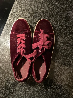 Sneakers - Ett par sneakers i sammet som kommer ifrån Zara. Fint skick och knappt använda. Storlek 39🫶🏼