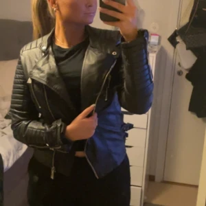 Chiquelle jacka - Säljer min fina svarta skinnjacka från chiquelle, använd 4-5 gånger, köpt år 21. Finns inget dåligt att säga om jackan precis som ny! Säljer denna fina jackan eftersom att jag själv aldrig får användning för den, storlek 40 skriv t mig vid intresse!💞💞