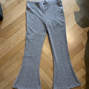 Glitterbyxa  - Helt nya och oanvända glitterbyxor som är otroligt sköna på 