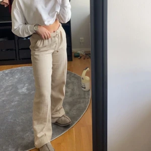 beige linnebyxor  - Supersköna linnebyxor från Zara som inte kommit till användning så mycket då dem är för stora för mig! 
