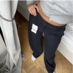 Kostymbyxor  - Jättesnygga kostymbyxor! Mörkblå med ränder (syns inte jättemycket). Storlek S! Mycket bra skick. 