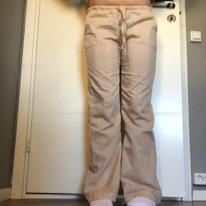 Linne byxor  - Linnebyxor ifrån Bonprix🤍köp direkt för 150kr vita är i storleken XS och beiga i storleken S