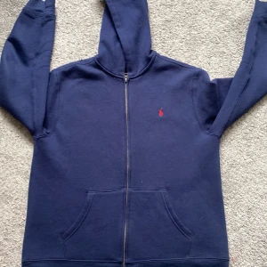 Ralph lauren - En nästan ny Ralph lauren zip. Köpt för över 1000 kr. Säljer för att den är för liten för mig