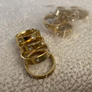 Helt nya Guld färgade ringar i rostfritt stål. Finns i storlek 6,7,8,9 Styck pris 250 kr, 3 stycken för 500 kr.