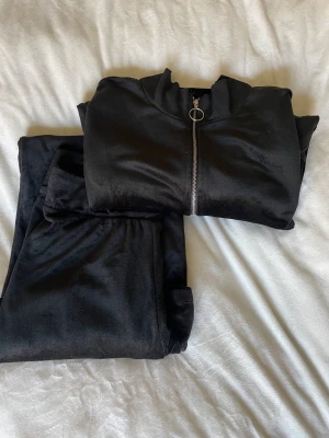 Mjukisset  - Supermysigt svart mjukisset i sammet. Gott skick med detaljer i silver. Stl 38 men passar mig som har 34/36. Stretchigt material. 🥰