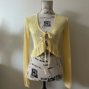 🌼Fin sommar top med snörning🌼 - En av mina favorit toppar! Väldigt fin på! Lite ”räfflat” material, men så tunn och skön på!  Den är använd, men varsamt! I väldigt bra skick.