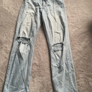 Jeans - Blåa fina jeans från Junkyard. Säljer dem för att jag inte gillar dem längre. Finns inga hål osv dom är i bra skick och dom är använd ett par ggr. Skriv om ni har några frågor och pris kan diskuteras :)