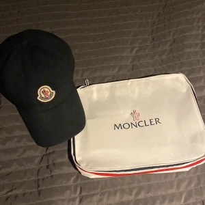 Moncler keps - Moncler keps använd Max 10 gånger 