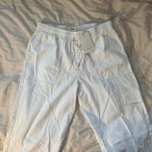 Vita linnebyxor - Vita linnebyxor med detaljer, aldrig använda, prislapp kvar💞 Pris är inklusive frakt.