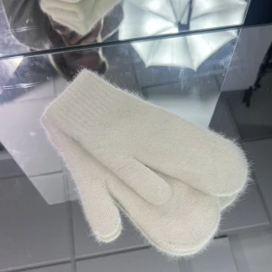 Tumvantar  - Säljer vita, gråa och svarta tumvantar för 150kr styck 💓