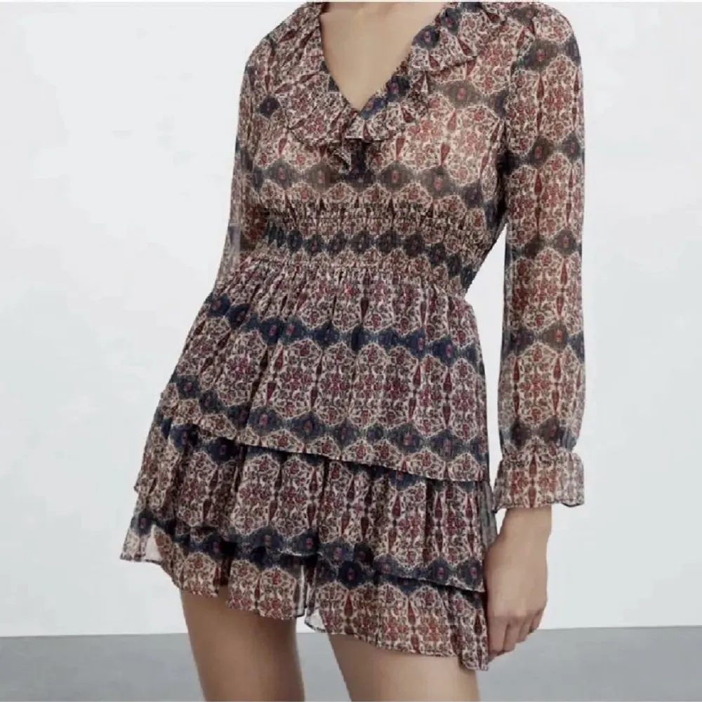 Säljer denna populära klänningen från zara i storlek XS, endast använd ett fåtal gånger och är i nyskick💞Skriv privat för mer bilder💓. Klänningar.