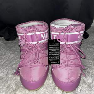 Helt nya och oanvända Moon boots i storlek 36-38!😊