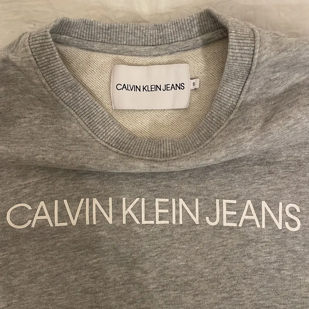 äkta calvin klein sweatshirt, använd fåtal gånger och inga defekter💓 säljer därav inte kommer till användning.. Hoodies.