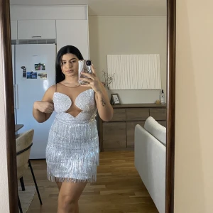 Oanvänd klänning  - Inköpt från Shein för ett år sen men aldrig använd då den var lite liten på mig. Den är djup i ryggen och har en dragkedja. Det finns inga ilägg vid brösten.