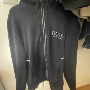 En hugo boss zip hoodie marinblå. Denna tröja säljs inte mer och kommer aldrig att säljas! 