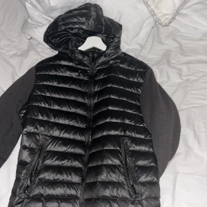 Grå cardigang Massimo Dutti - Säljer min goa cardigang som inte säljs längre, storlek L men passar även M, 7-8/10 i skick. 