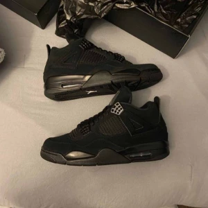 Jordan 4s black cat - Köpte dom för 1 vecka sen men köpte små. Funkar perfekt 