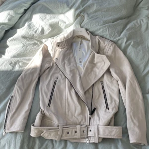 Skinnjacka från J.Lindeberg - ”Maya Summer Leather jacket” från J.Lindeberg. Aldrig använd. Nypris: 4 999kr. Köparen står för frakten.