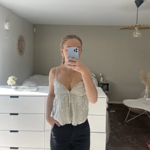 Topp från zara  - Väldigt fin topp från zara. Passar perfekt nu till sommaren. Använd fåtal gånger och säljs för den inte kommer till användning. Köparen står för frakten ;)