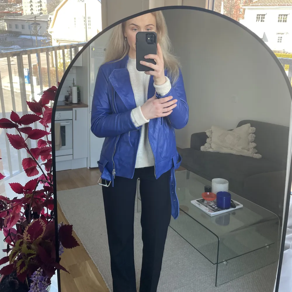 J.Lindeberg  skinnjacka ”Maya Summer Leather Jacket”  i blå/lila färg. Väldigt fint skick, endast använd 1 gång. Säljer pga inte min stil längre. Nypris 4 999kr. Köparen står för frakten.. Jackor.