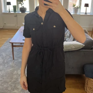 Skjortklänning - Klänning i  linneblandning, dragsko i midjan, använd fåtal ggr. Storlek xs men passar mig som har s.