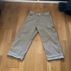 Snygga Workpants från Weekday. Köpta på loppis. Dem är klippta så dem passar upp till 155. Skriv privat om du har frågor eller om du vill ha måtten på den. 