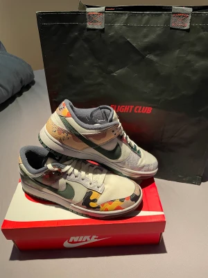 Nike dunk - Näst intill oanvända Nike dunk multi camo. Köpt på flight club i new york. Box, Påse och betalnings bekräftelse finns! Storlek 42,5.