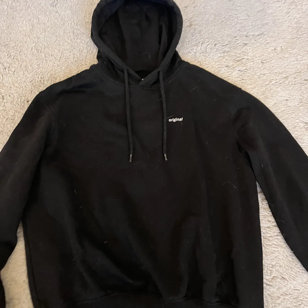 En till jätte fin orginal hoodie från h&m säljer då den inte kommer längre till användning. Har använt 2 gånger. Hoodies.