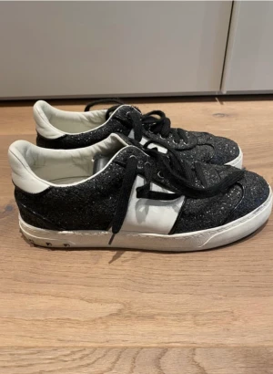 Valentinoskor - Säljer dess ascoola skorna från Valentino. De är i väldigt bra kondition. De saknar två nitar, men det märks knappt!!