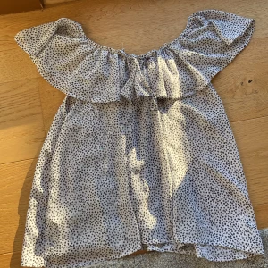 Vit prickig topp - Denna top är i fint skick med fina volanger, den är lite genomskinlig men annars perfekt för en sommar middag💗 säljer den för den icke är min stil längre