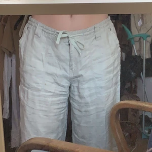 East west linnebyxor - säljer mina supersnygga east west linnebyxor! menade för killar men tycker de är asfina på tjejer eftersom de blir low waist😍 skulle passa perfekt på någon som är längre än mig, cirka 168-170. Nypris är cirka 700! bara att skriva privat vid funderingar💕