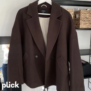 Kappa - Säljer nu min favvo kappa😍😍 Storlek Xs men är väldigt oversized så passar typ 32-28💜 Kappan kostar inte 123 men skriv prisförslag privat !! Nypriset är 1000kr och kappan är använd i ca 1 månad så fint skick 💜