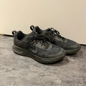 Nike skor - Svarta ”sneakers” från Nike.  Supersköna.  Säljes pga för små. 