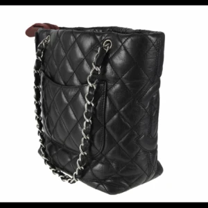Chanel väska - Säljer min Petite Tote svart & silver från 2006, väldigt bra skick. 🖤 Hologrammärkt 20x23x12 cm.  Med dustbag & äkthetsbevis. Skambud undanbedes, kan gå ner i pris vid snabbt & smidig affär 🌸
