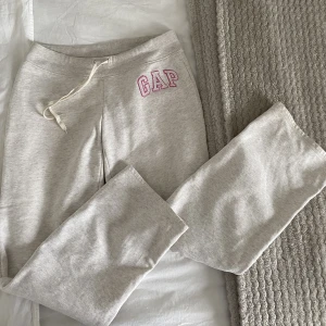 Lågmidjade mjukisbyxor - As snygga, utsvängda och sitter magiskt!! Strl xs, passar mig som har S men är aningen korta. Dom är väldigt ljus gråa, mera vita skulle jag säga. Dom är näst intill nya 