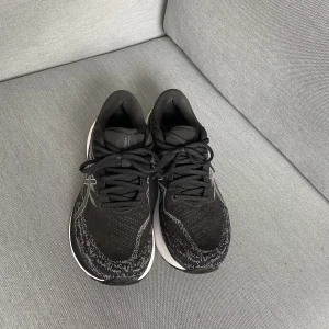Asics Gel Kayan 29M - Storlek:42,5 Testa att springa med dem en gång, dem är lite för stora för mig  Original pris:2100kr