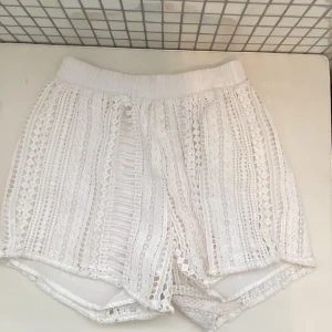 Vita shorts i spets - Vita shorts i spets som jag även säljer i svart 