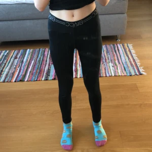 Träningstights - Svart träningstights. Väldigt basic men också väldigt snygga.