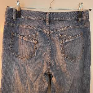 Randiga straight-leg jeans i stl 40!jättesnygga fickor och bekväma. midja: 80cm innebenslängd: 78cm🌻