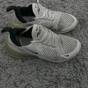 Riktigt fina air Max 270 - Riktigt fina max 270 vita har amvänt i ett tag har ett pyttelitet hål bara som är som ett streck man ser knappt de. Dome lite smutsiga men en tvätt kommer fixa allt luften är perfekt har inte tappat något. Hör gärna av dig om de är något